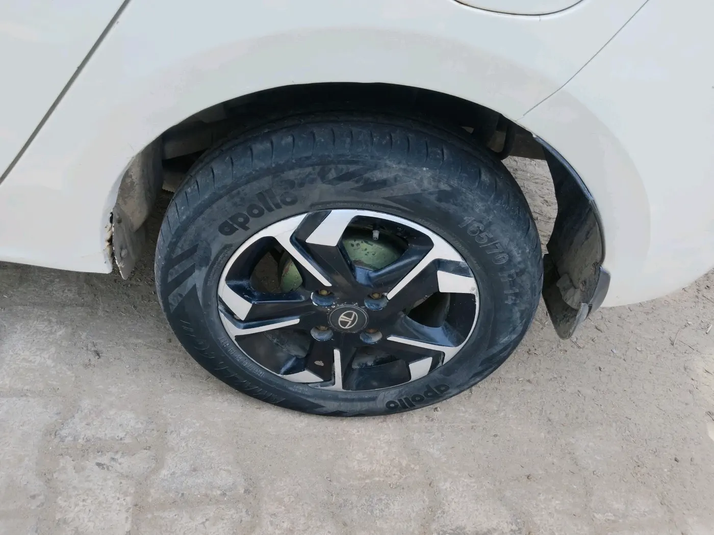 2022 Tata TIGOR XZ CNG, CNG, Manual, 64,014 km, tyre