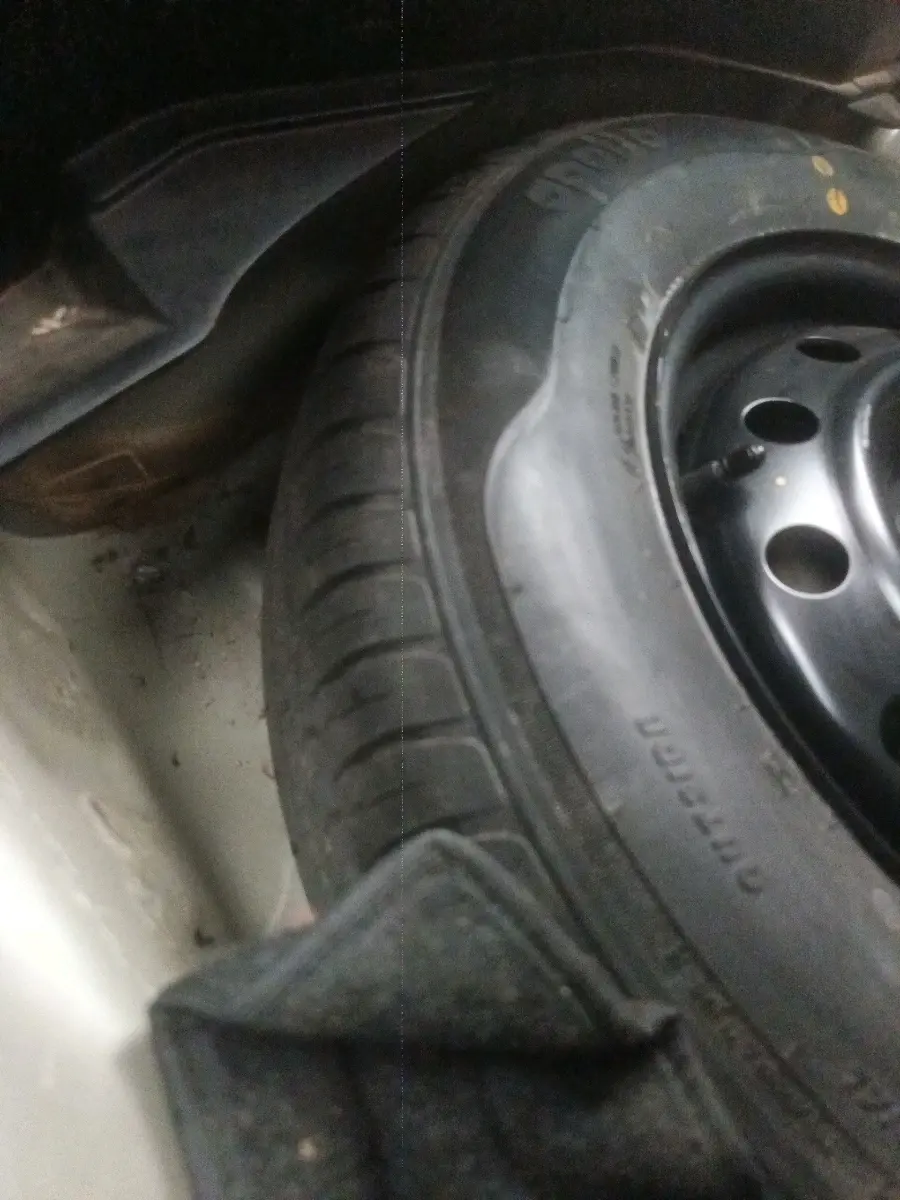 2021 Maruti Swift VXI AMT, Petrol, Automatic, 37,195 km, tyre