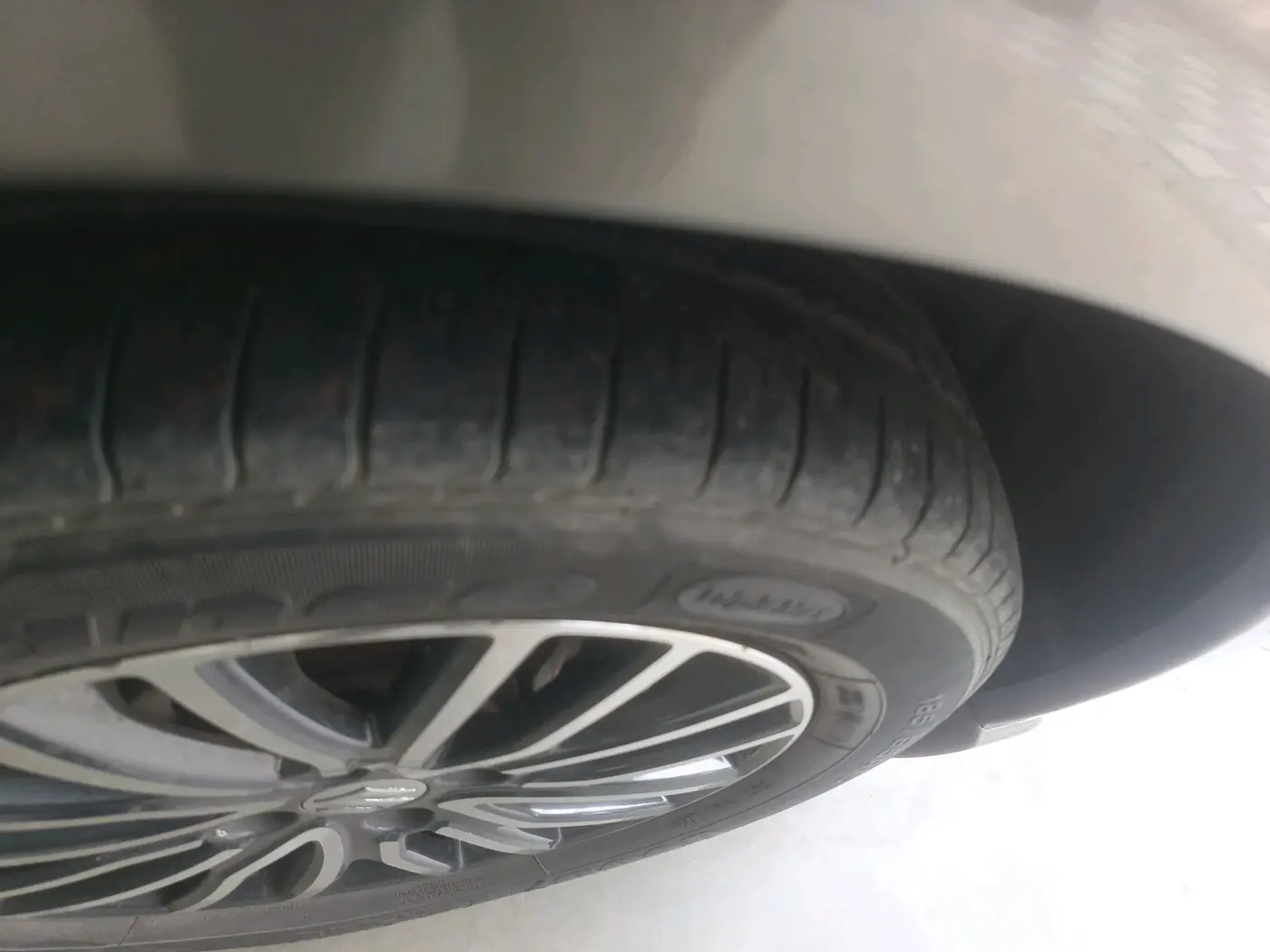 2021 Maruti Swift VXI AMT, Petrol, Automatic, 37,195 km, tyre