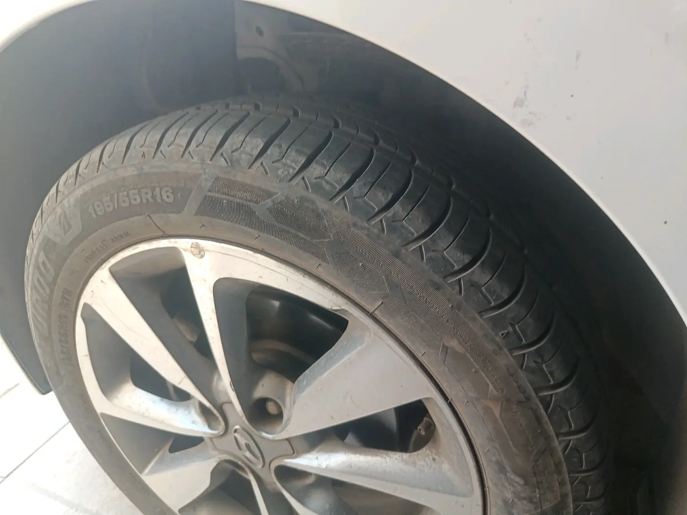 2016 Hyundai Elite i20 ASTA 1.2, CNG, Manual, 92,210 km, tyre