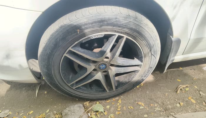 2016 Volkswagen Vento COMFORTLINE 1.5 AT, Diesel, Automatic, 1,03,760 km, tyre