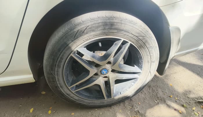 2016 Volkswagen Vento COMFORTLINE 1.5 AT, Diesel, Automatic, 1,03,760 km, tyre