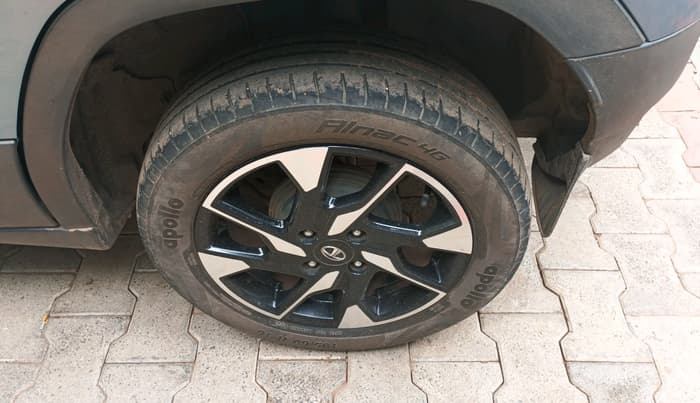 2021 Tata PUNCH CREATIVE AMT 1.2 RTN DUAL TONE, Petrol, Automatic, 41,908 km, tyre