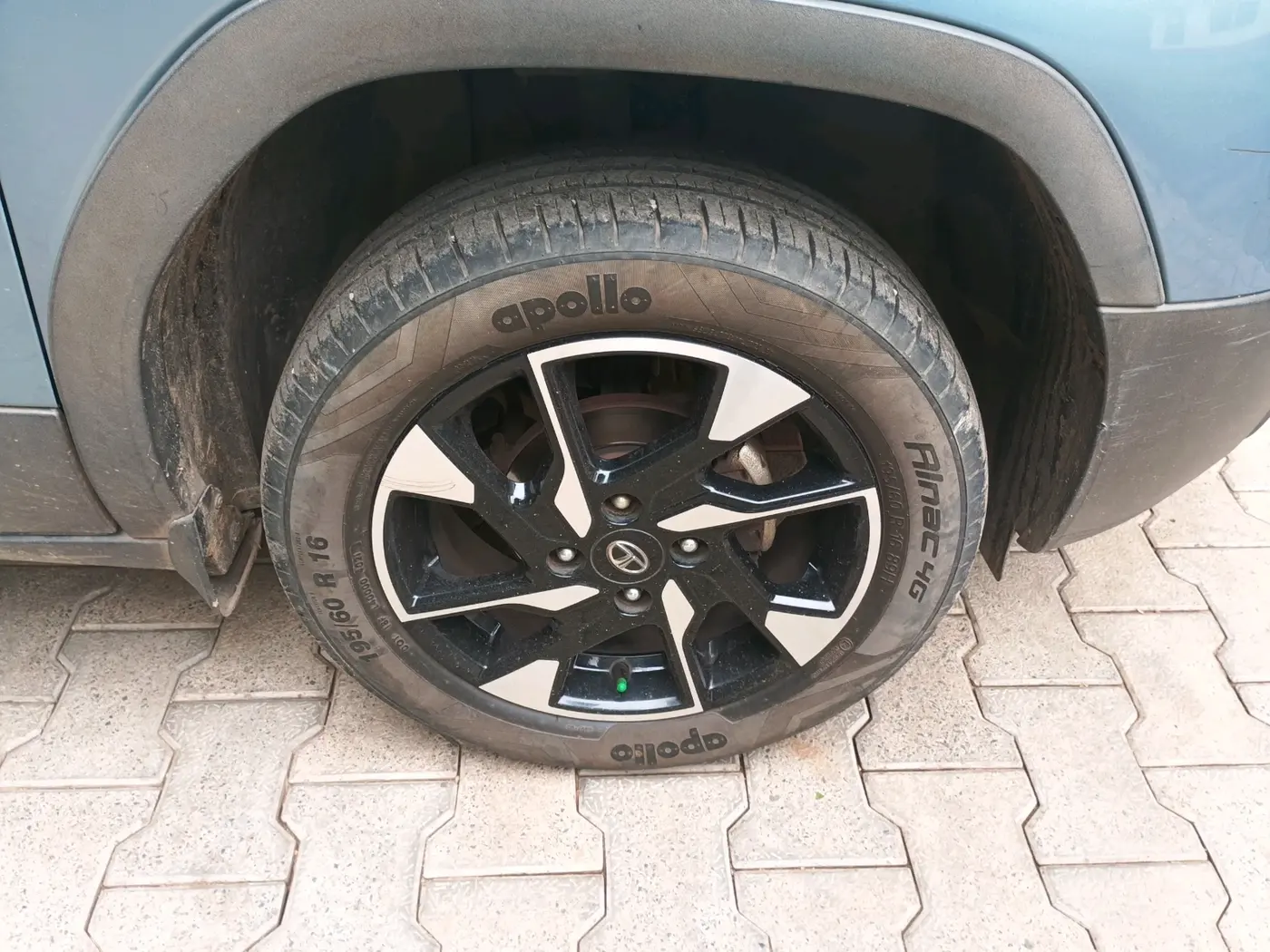 2021 Tata PUNCH CREATIVE AMT 1.2 RTN DUAL TONE, Petrol, Automatic, 41,908 km, tyre