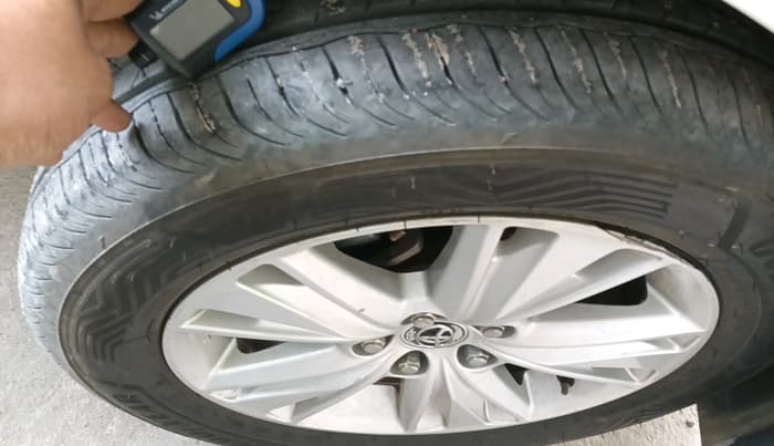 2019 Toyota Innova Crysta 2.8 ZX AT 7 STR, Diesel, Automatic, 1,07,422 km, tyre