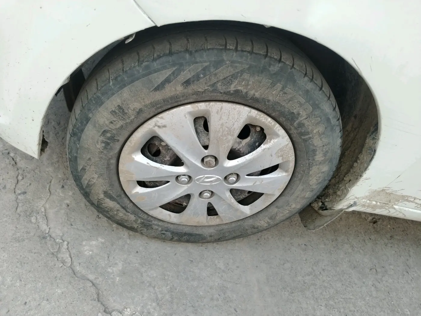 2013 Hyundai i10 MAGNA 1.1, CNG, Manual, 1,72,138 km, tyre