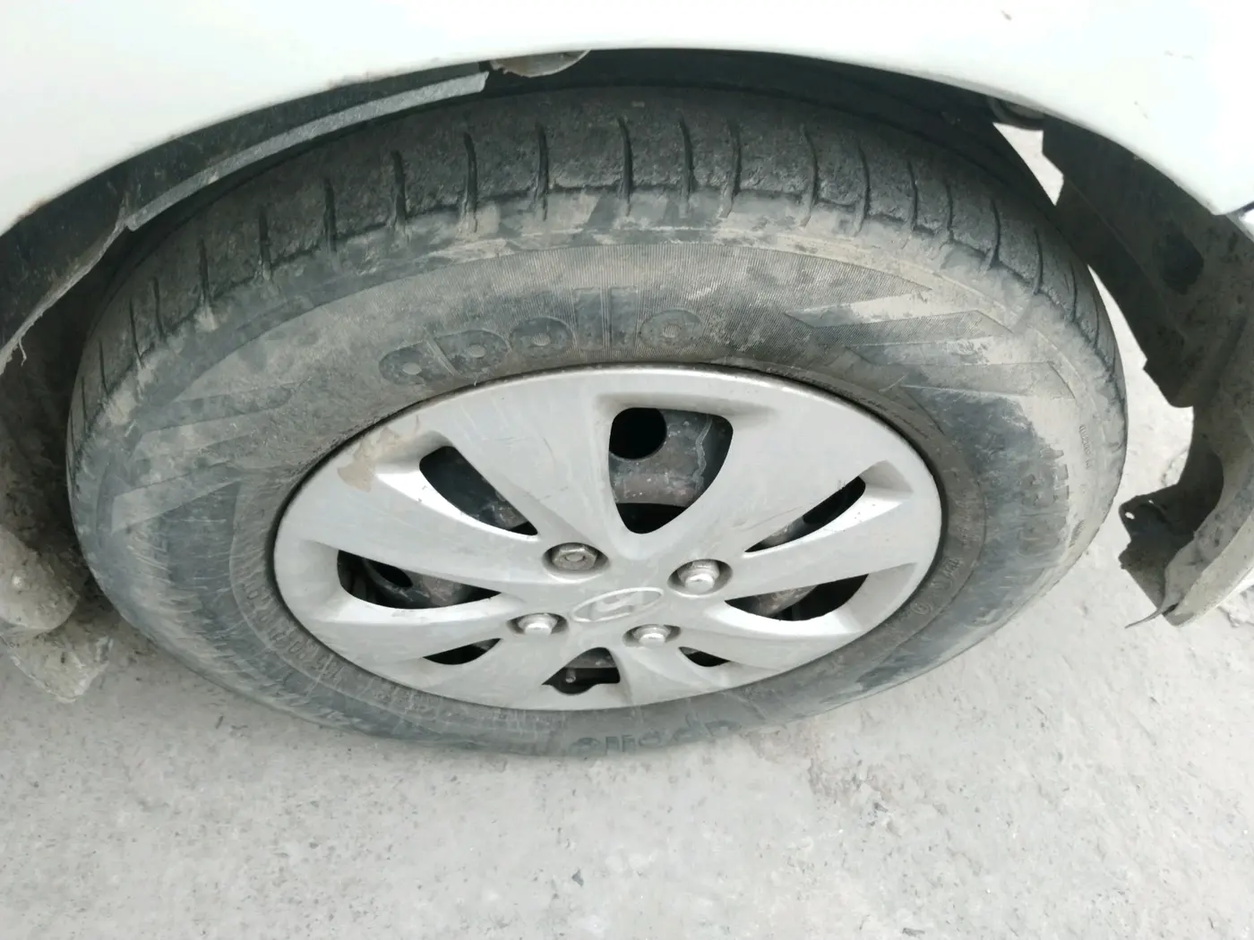 2013 Hyundai i10 MAGNA 1.1, CNG, Manual, 1,72,138 km, tyre