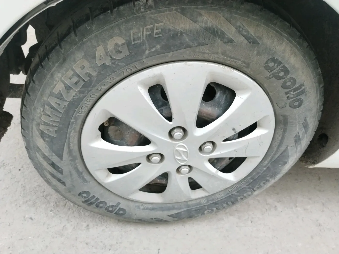 2013 Hyundai i10 MAGNA 1.1, CNG, Manual, 1,72,138 km, tyre