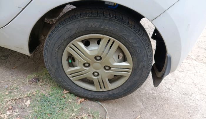 2016 Hyundai Eon ERA +, Petrol, Manual, 29,205 km, tyre
