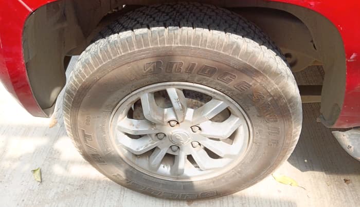 2017 Mahindra TUV300 T8, Diesel, Manual, 1,72,042 km, tyre