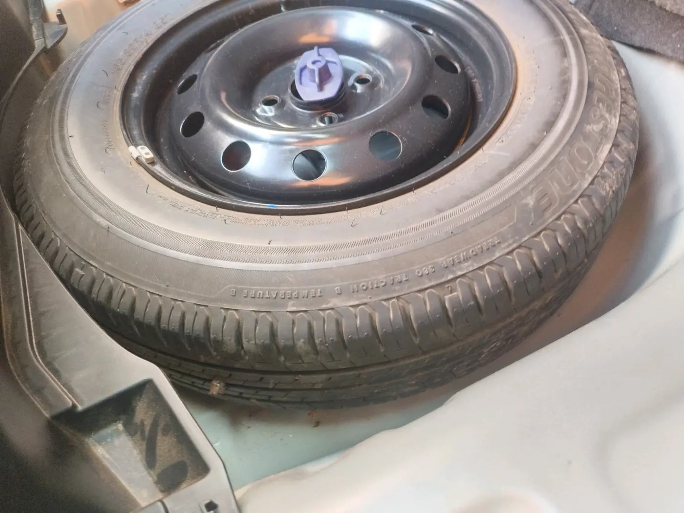 2023 Maruti Swift VXI, Petrol, Manual, 23,957 km, tyre