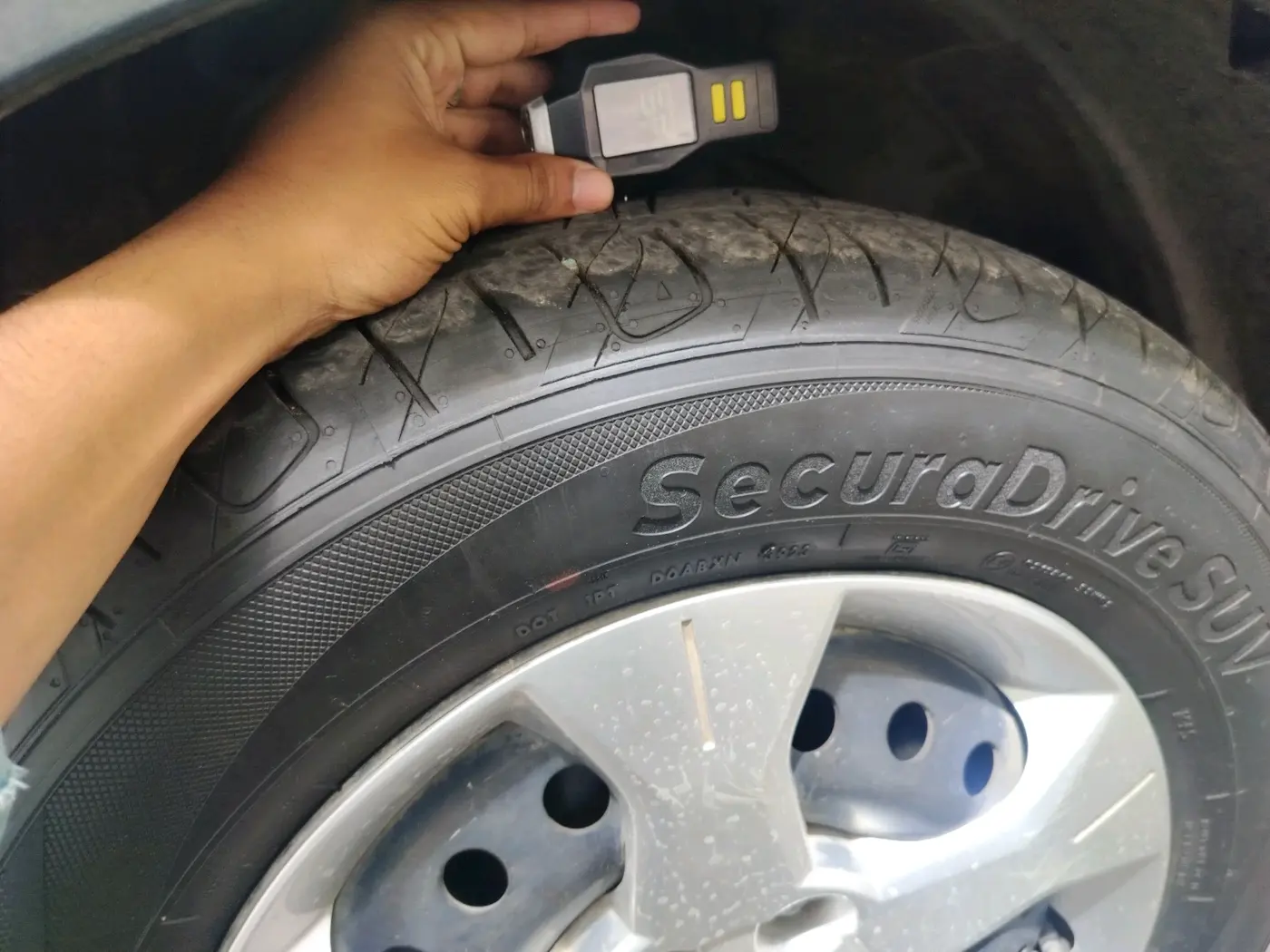 2019 Mahindra XUV300 W6 1.2 PETROL, Petrol, Manual, 87,215 km, tyre