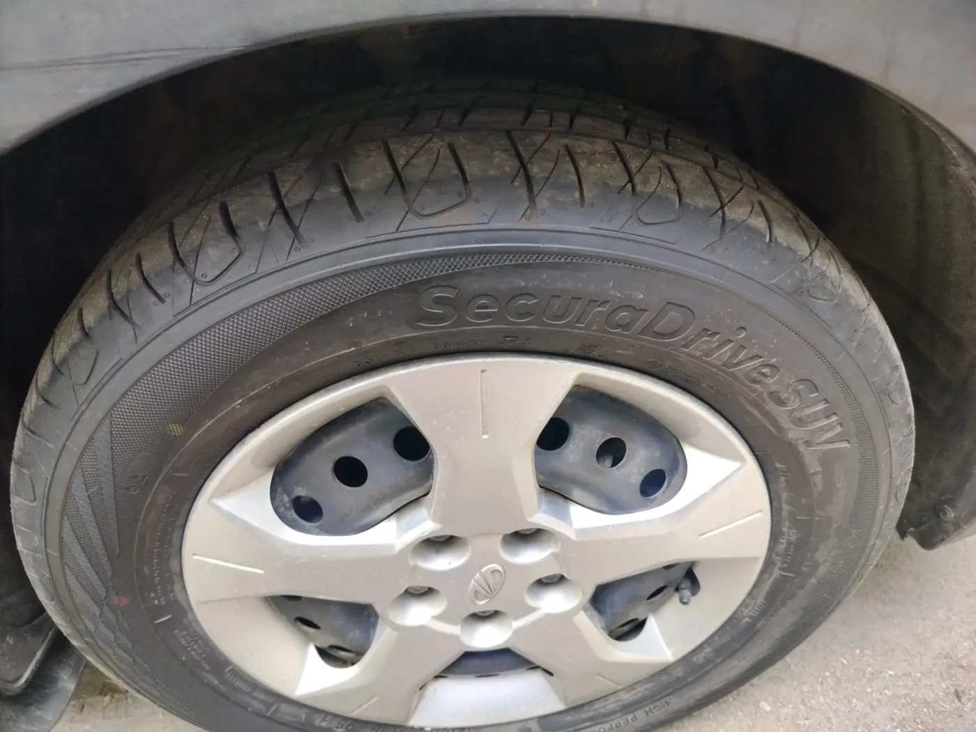 2019 Mahindra XUV300 W6 1.2 PETROL, Petrol, Manual, 87,215 km, tyre