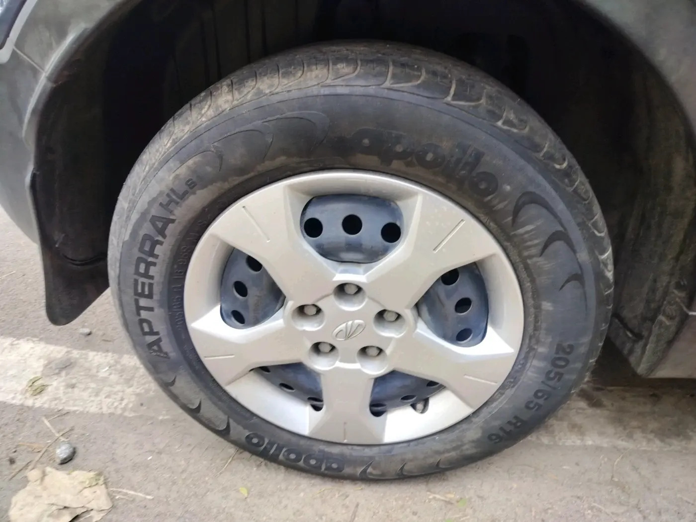 2019 Mahindra XUV300 W6 1.2 PETROL, Petrol, Manual, 87,215 km, tyre