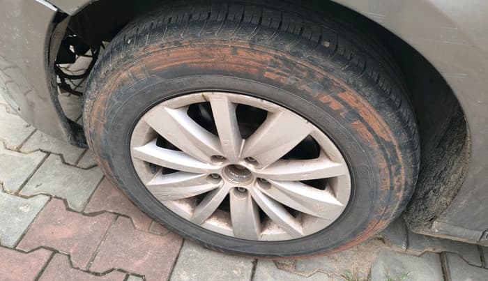 2011 Volkswagen Passat 2.0 PD DSG, Diesel, Automatic, 1,06,899 km, tyre