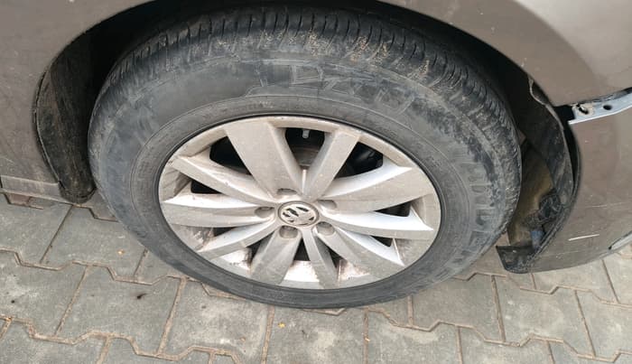 2011 Volkswagen Passat 2.0 PD DSG, Diesel, Automatic, 1,06,899 km, tyre