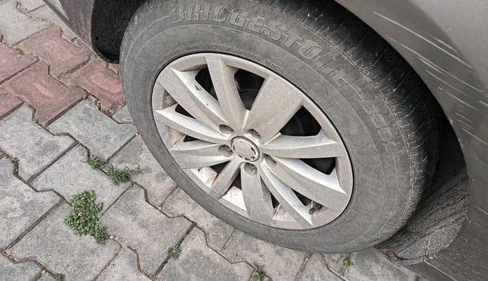 2011 Volkswagen Passat 2.0 PD DSG, Diesel, Automatic, 1,06,899 km, tyre