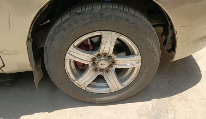 2007 Toyota Innova 2.0 G4, Petrol, Manual, 2,49,774 km, tyre