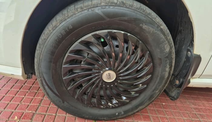 2018 Volkswagen Ameo TRENDLINE 1.0L, Petrol, Manual, 1,27,355 km, tyre