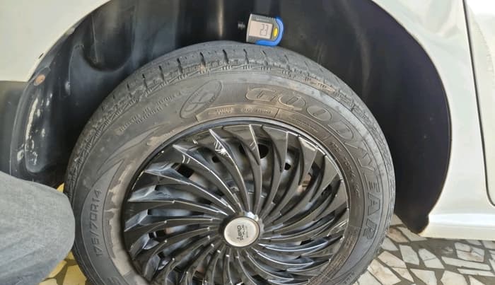 2018 Volkswagen Ameo TRENDLINE 1.0L, Petrol, Manual, 1,27,355 km, tyre