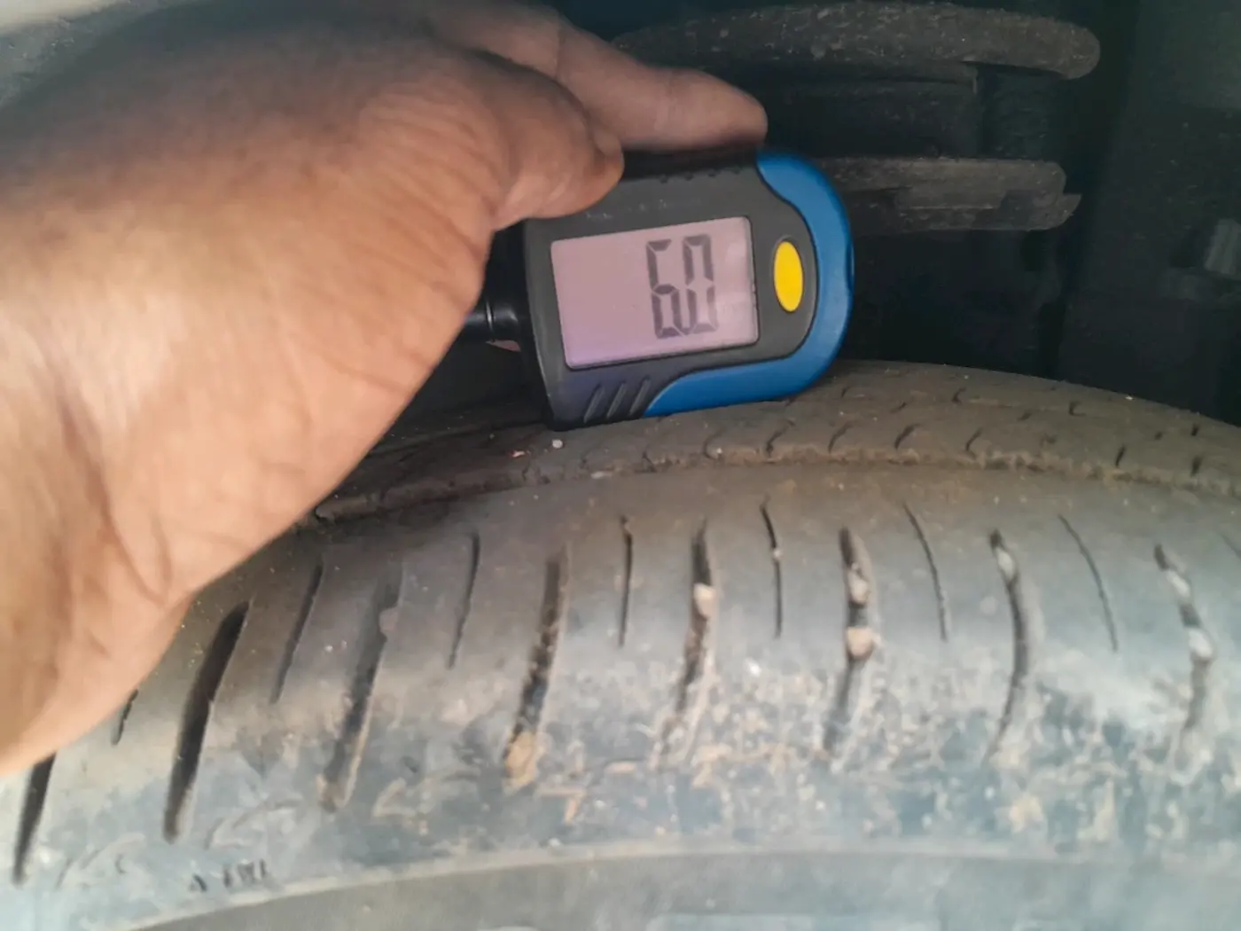 2025 Tata ALTROZ Accomplished S Petrol 5 MT, Petrol, Manual, 6,688 km, tyre