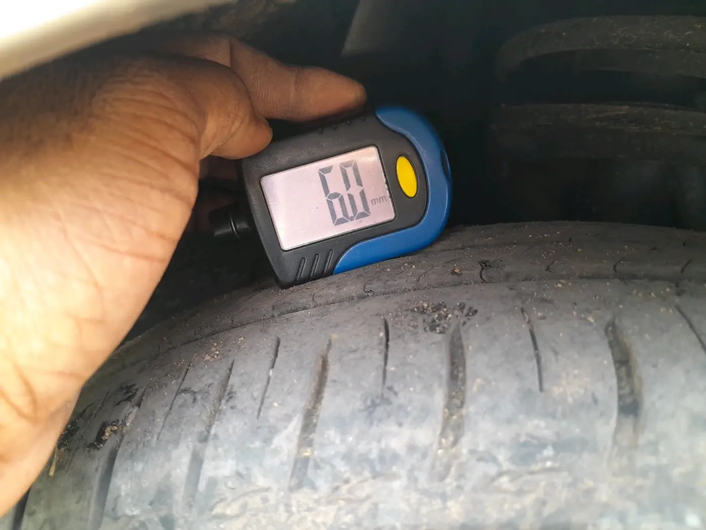 2025 Tata ALTROZ Accomplished S Petrol 5 MT, Petrol, Manual, 6,688 km, tyre
