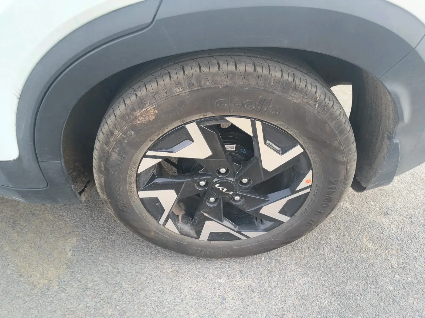 2025 KIA SONET HTK PLUS 1.2 PETROL MT, Petrol, Manual, 3,998 km, tyre