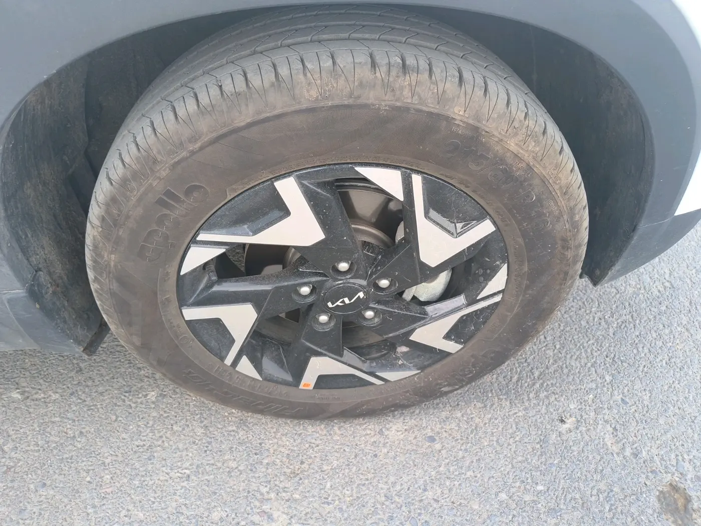 2025 KIA SONET HTK PLUS 1.2 PETROL MT, Petrol, Manual, 3,998 km, tyre