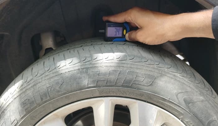 2019 Mahindra XUV300 W8 1.5 DIESEL, Diesel, Manual, 1,20,440 km, tyre