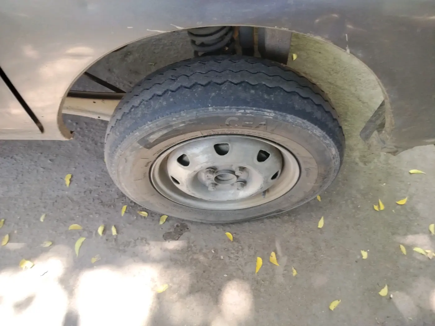 2018 Maruti Eeco 7 STR, CNG, Manual, 2,47,200 km, tyre