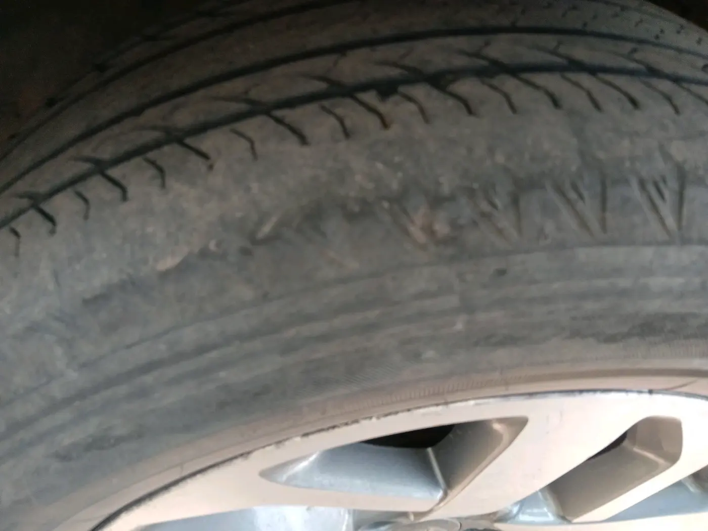 2022 Tata Safari XZA PLUS, Diesel, Automatic, 1,36,136 km, tyre