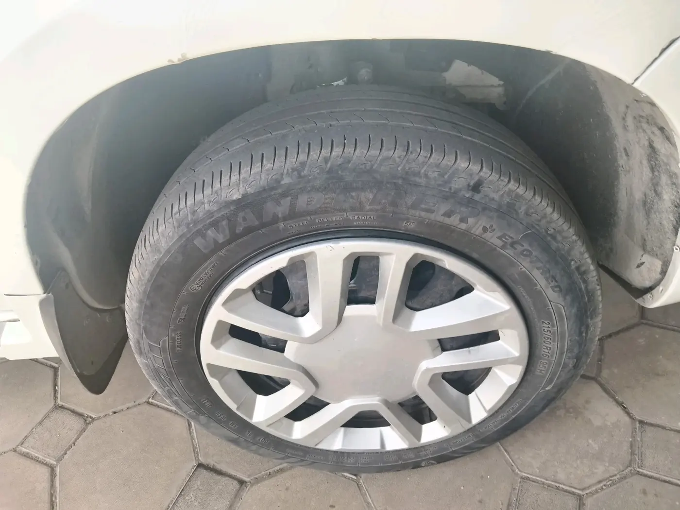 2016 Nissan Terrano XL D PLUS, Diesel, Manual, 1,18,376 km, tyre