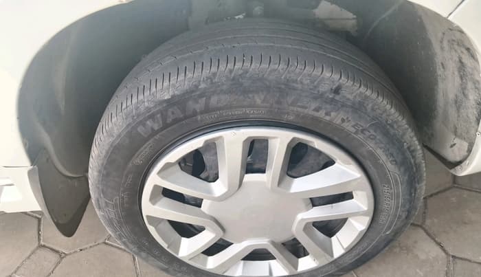 2016 Nissan Terrano XL D PLUS, Diesel, Manual, 1,18,376 km, tyre