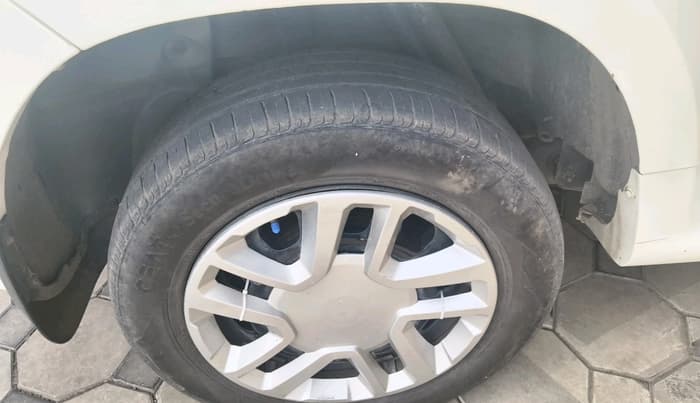 2016 Nissan Terrano XL D PLUS, Diesel, Manual, 1,18,376 km, tyre