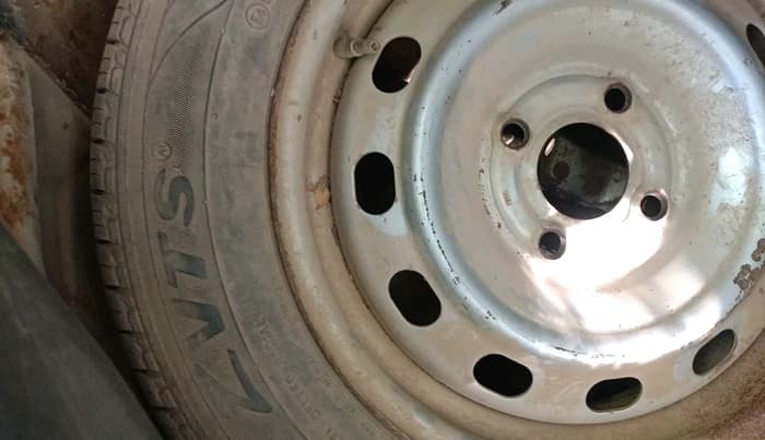 2015 Mahindra Kuv100 K8 D 6 STR, Diesel, Manual, 67,058 km, tyre