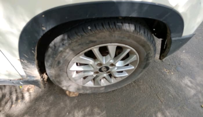 2015 Mahindra Kuv100 K8 D 6 STR, Diesel, Manual, 67,058 km, tyre