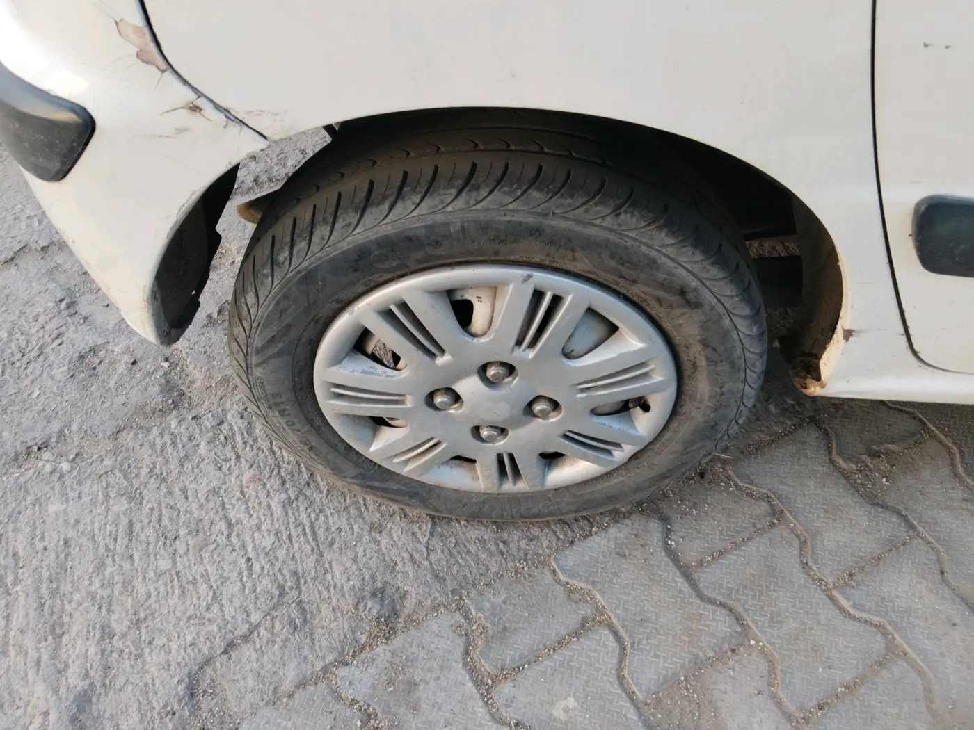2011 Hyundai Santro Xing GL, CNG, Manual, 1,70,007 km, tyre