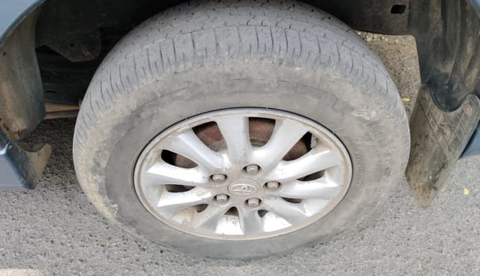 2012 Toyota Innova VX 2.5 8 STR, Diesel, Manual, 2,36,778 km, tyre