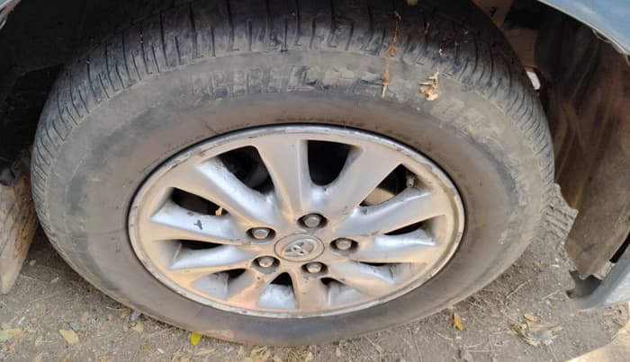 2012 Toyota Innova VX 2.5 8 STR, Diesel, Manual, 2,36,778 km, tyre