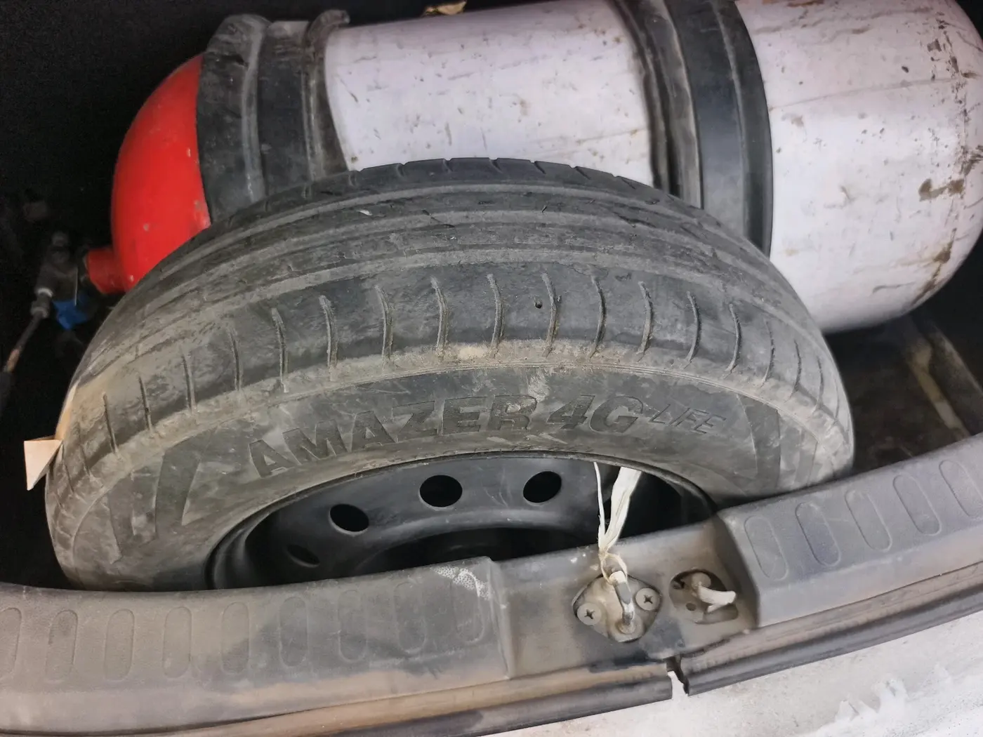 2016 Maruti Ritz LXI, CNG, Manual, 89,812 km, tyre