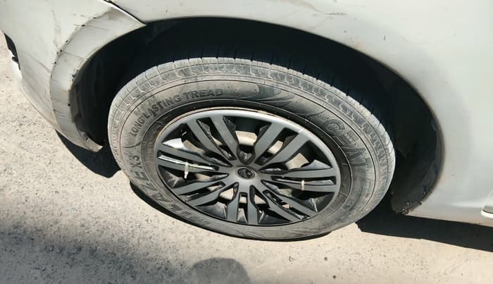2011 Maruti Swift LXI, CNG, Manual, 1,77,328 km, tyre