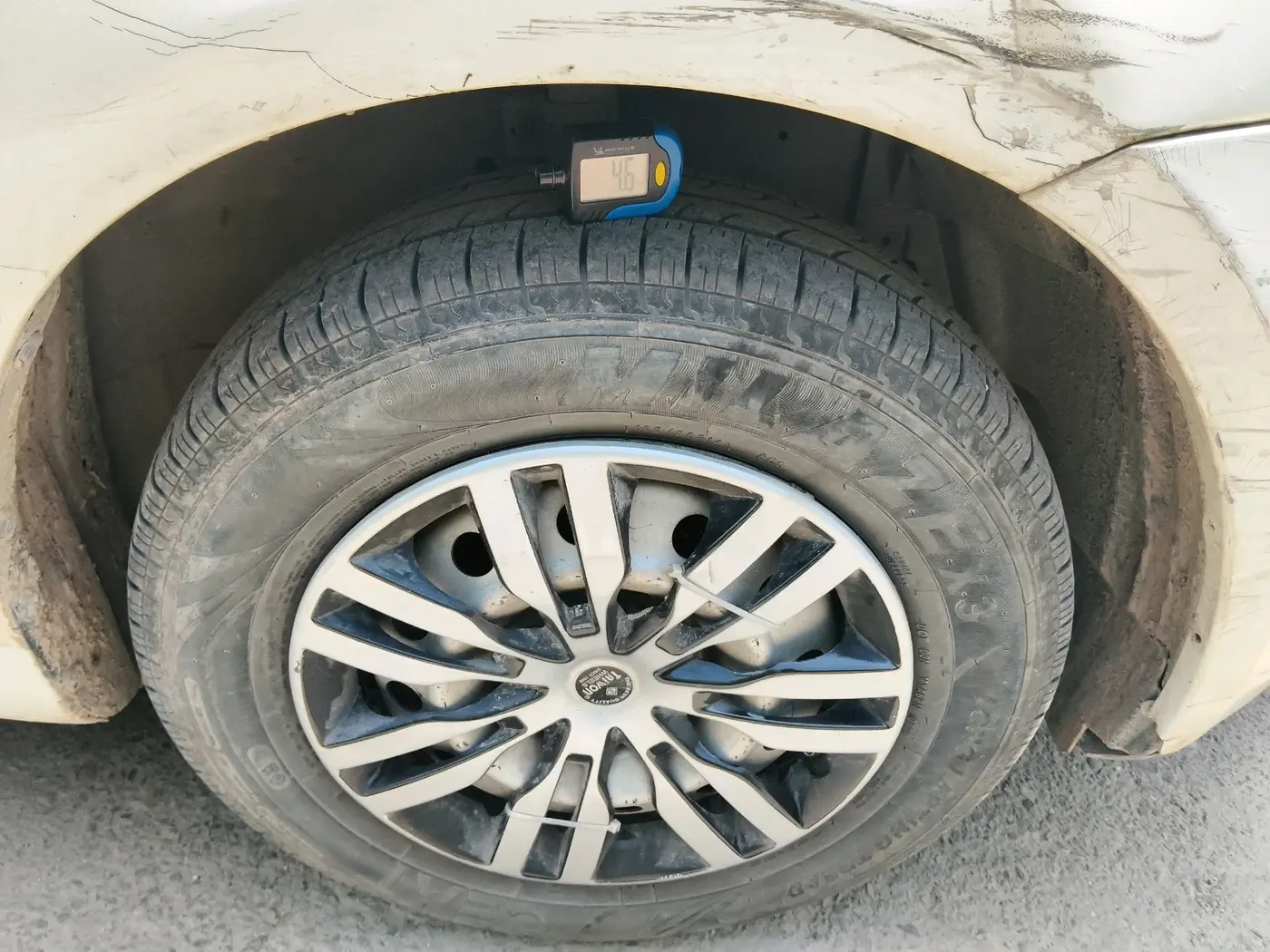 2011 Maruti Swift LXI, CNG, Manual, 1,77,328 km, tyre