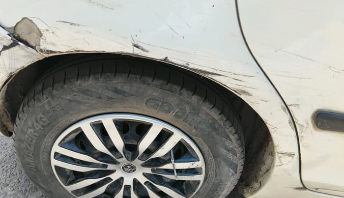2011 Maruti Swift LXI, CNG, Manual, 1,77,328 km, tyre
