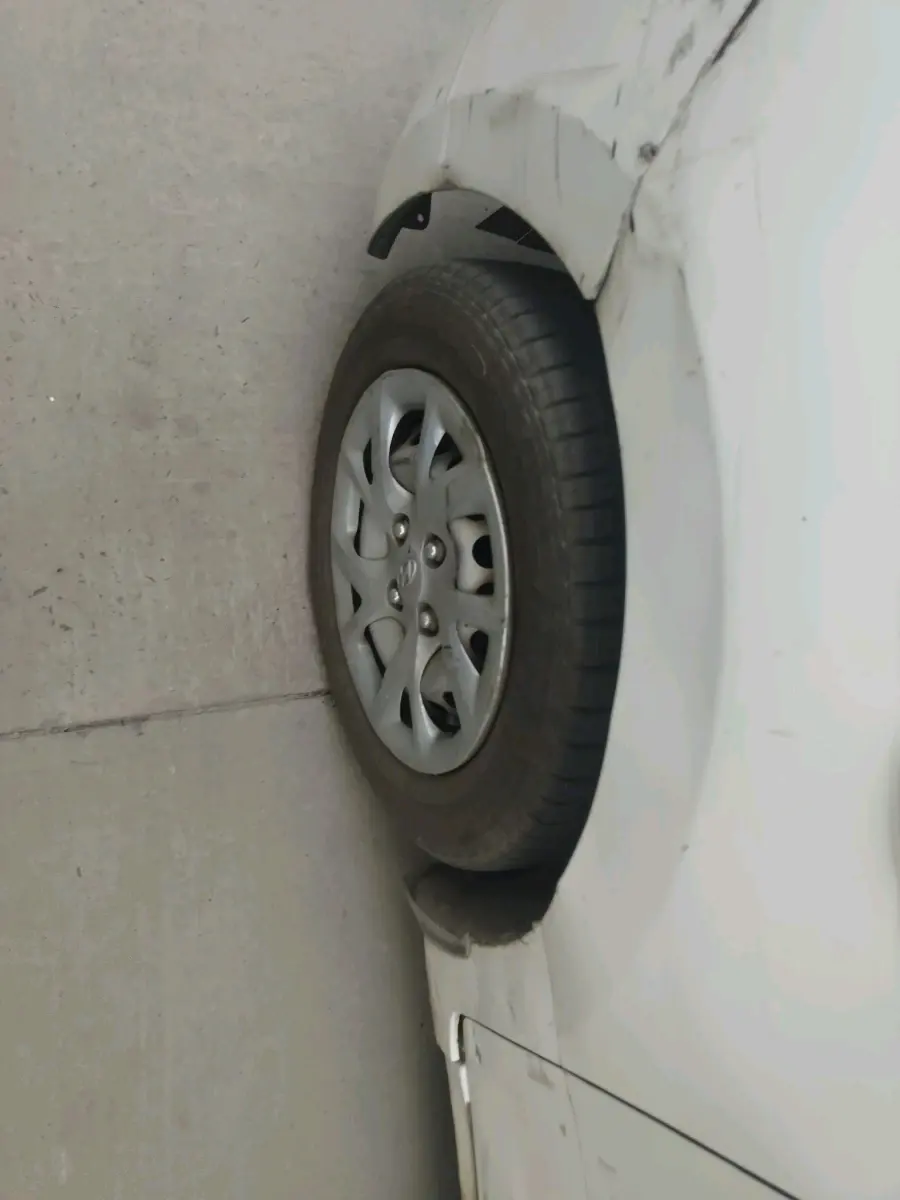 2017 Hyundai Xcent BASE 1.2, CNG, Manual, 3,29,756 km, tyre
