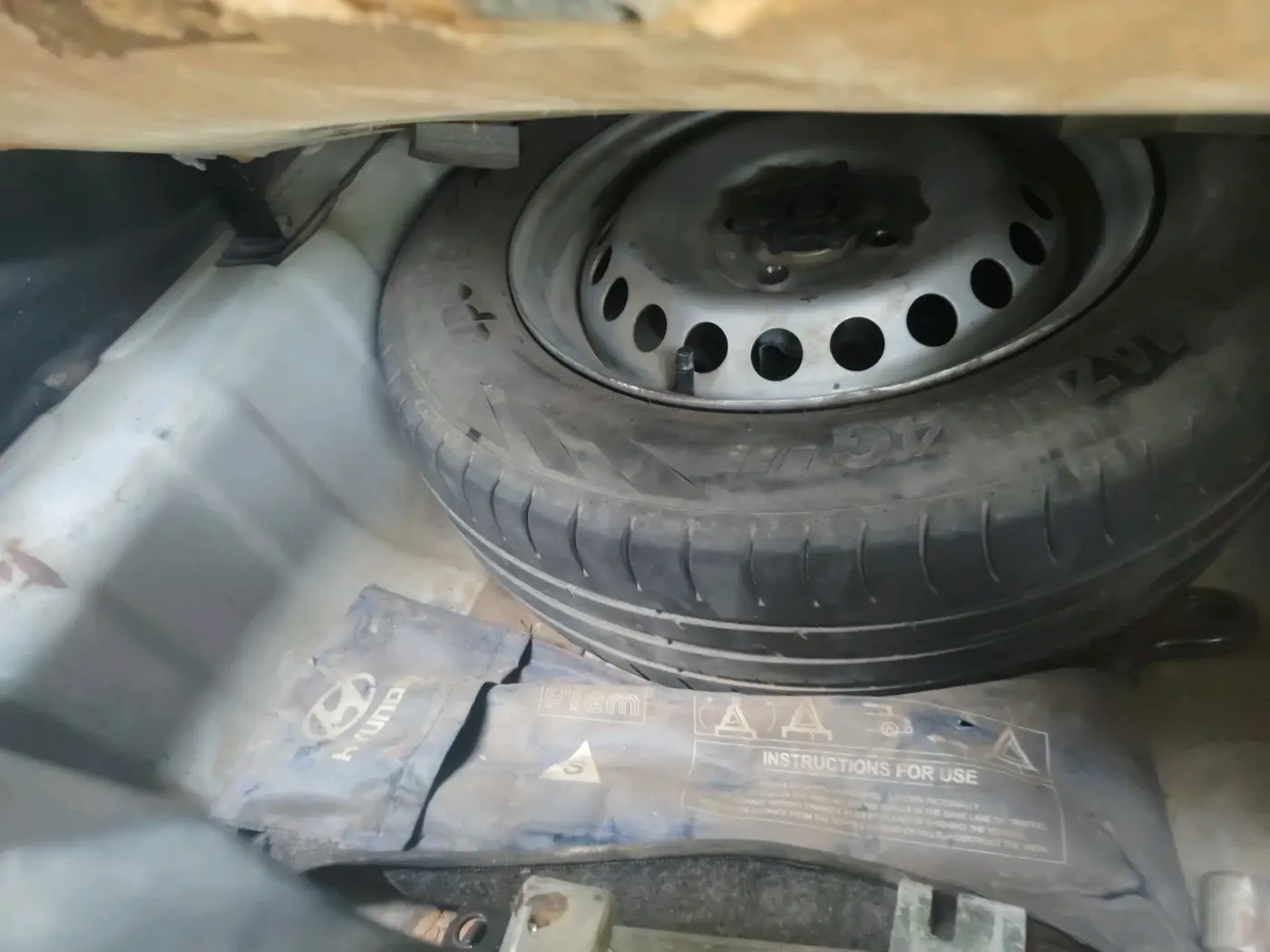 2017 Hyundai Xcent BASE 1.2, CNG, Manual, 3,29,756 km, tyre