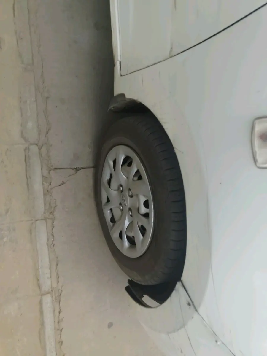 2017 Hyundai Xcent BASE 1.2, CNG, Manual, 3,29,756 km, tyre