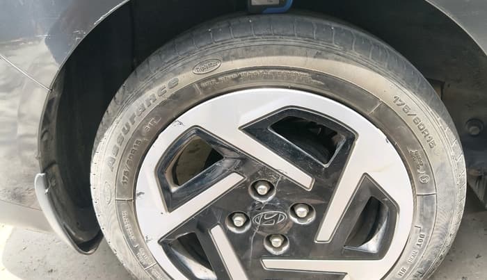 2023 Hyundai AURA SX 1.2 CNG, CNG, Manual, 42,463 km, tyre