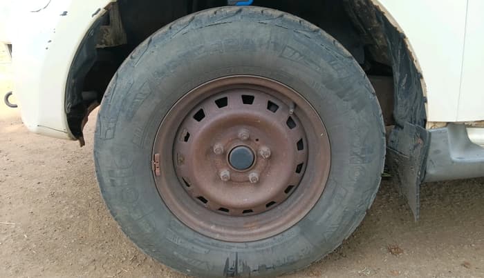 2011 Mahindra Xylo E4 BS-III, Diesel, Manual, 2,79,810 km, tyre