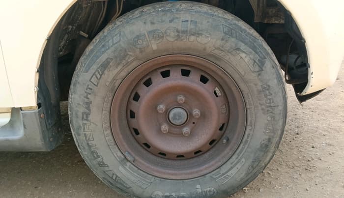 2011 Mahindra Xylo E4 BS-III, Diesel, Manual, 2,79,810 km, tyre