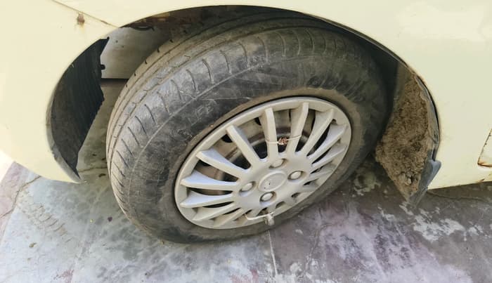 2012 Hyundai Eon ERA +, CNG, Manual, 85,164 km, tyre